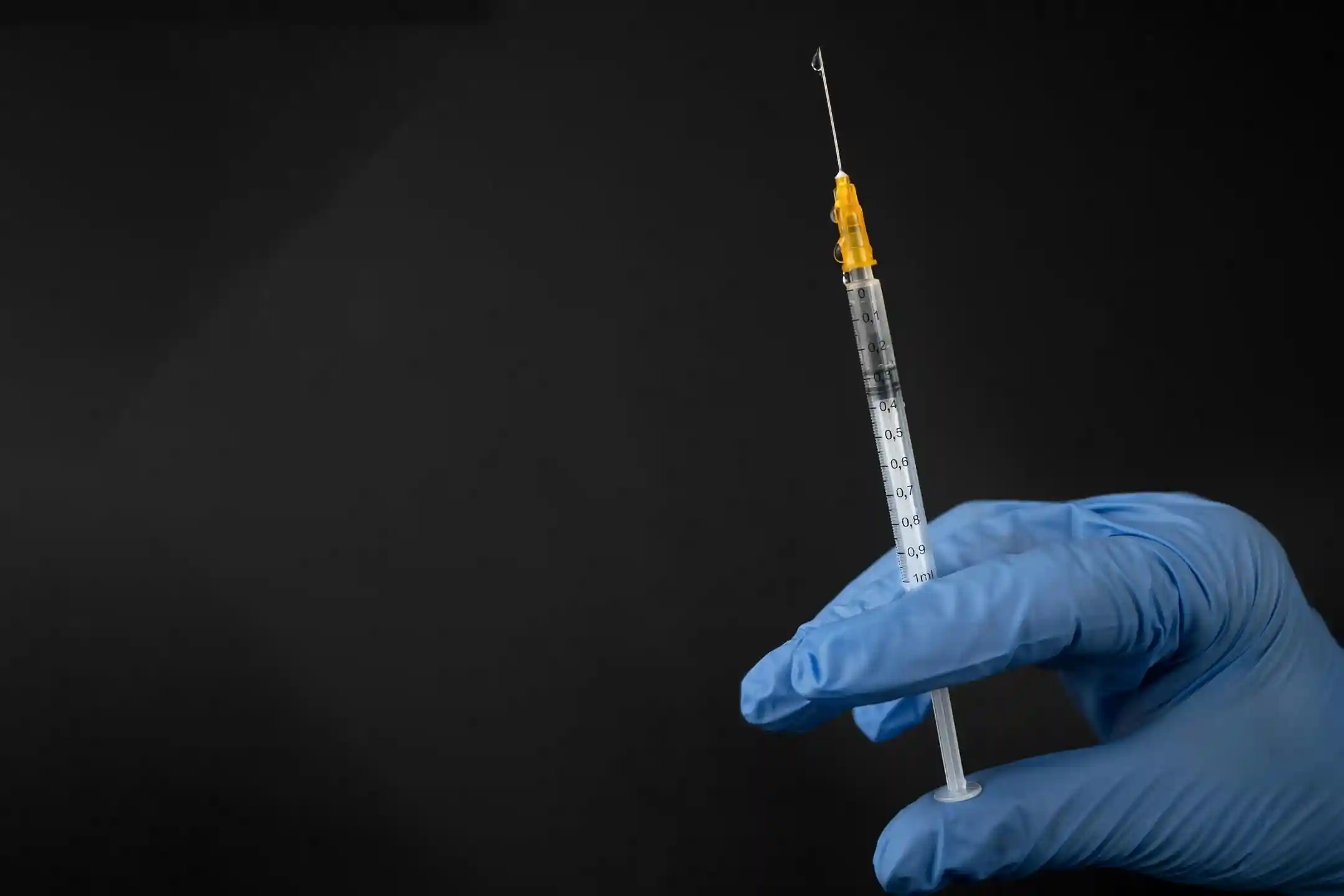 Medical syringe with needle